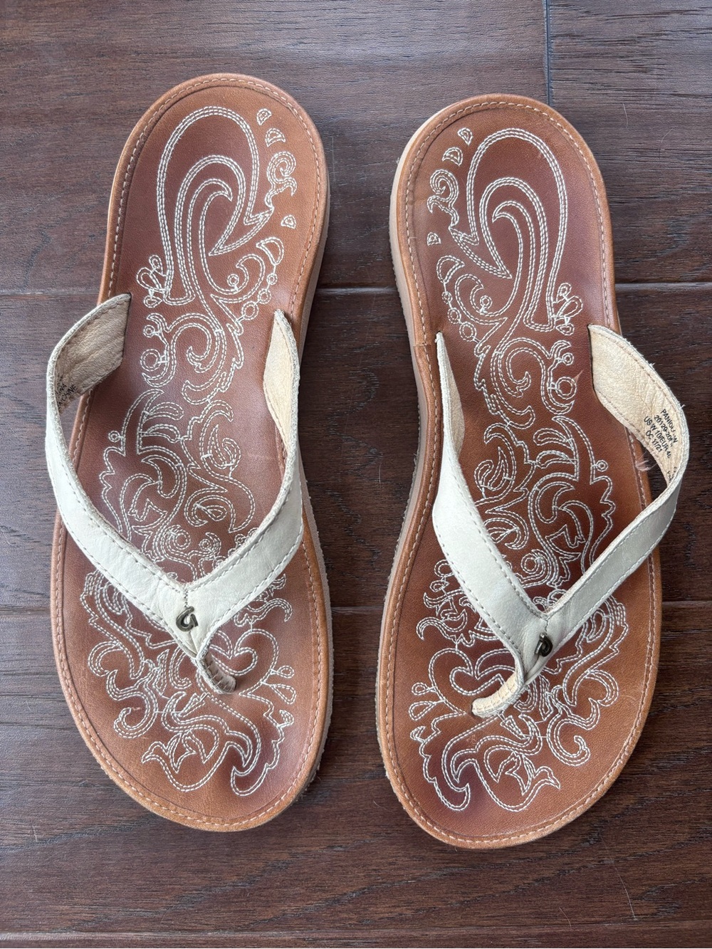 OluKai Leather Flip Flops Sandals with Cream Straps 10